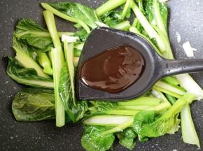 加入蚝油调味。