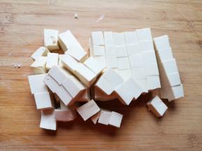 嫩豆腐冲洗一下切成小块。