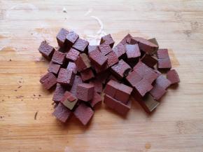 鸭血冲洗干净切成小块。