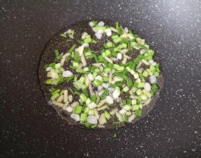 炒锅内倒适量的食用油烧热，下入生姜小葱碎炒香。