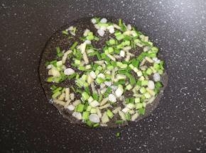 炒锅内倒适量的食用油烧热，下入生姜小葱碎炒香。