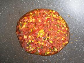 加入一勺豆瓣酱炒出红油。