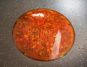 加入半碗开水烧开。