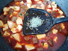 放半勺蔬之鲜，翻炒均匀增加口感。