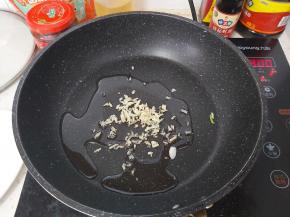 起锅，倒入一勺植物油，加入姜末爆香。