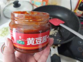 放入两勺辣味的葱伴侣黄豆酱。
