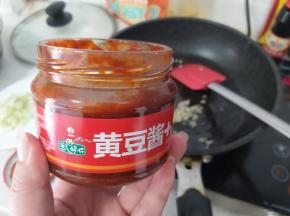 放入两勺辣味的葱伴侣黄豆酱。