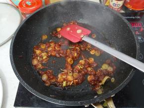 再加入一部分葱花，炒香。