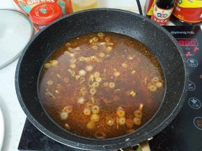 接着倒入一碗水。