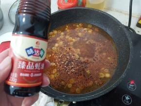 加入味达美臻品蚝油、熟芝麻、辣椒末，煮开。