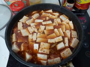 豆腐沥水后放入锅内。