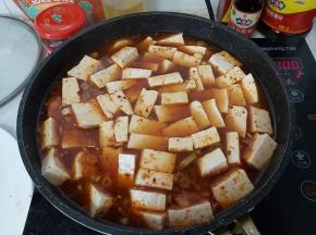豆腐沥水后放入锅内。