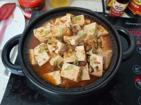 然后把豆腐倒入小砂锅。