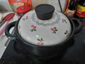 再次用小火炖煮几分钟，我们的香辣豆腐煲就可以上桌了。