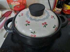 再次用小火炖煮几分钟，我们的香辣豆腐煲就可以上桌了。