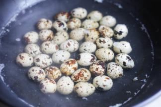 鹌鹑蛋凉水下锅煮3分钟至熟。