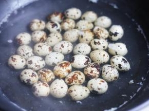 鹌鹑蛋凉水下锅煮3分钟至熟。