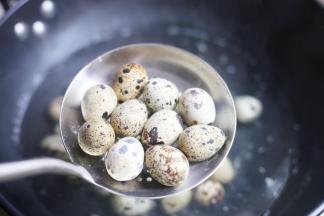 捞出泡凉水中。