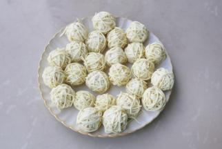 用鲜面条将鹌鹑蛋不规则地包裹起来。