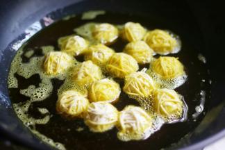 锅中下半锅油，烧至五成热，放入包裹好的鹌鹑蛋小火慢炸，边炸边轻轻晃动锅。