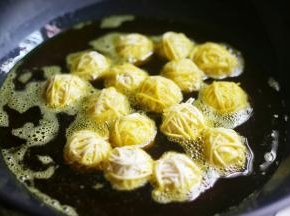 锅中下半锅油，烧至五成热，放入包裹好的鹌鹑蛋小火慢炸，边炸边轻轻晃动锅。