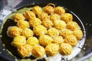 炸至金黄酥脆捞出，再复炸一次。