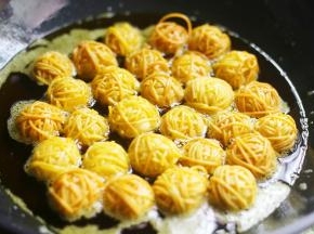 炸至金黄酥脆捞出，再复炸一次。