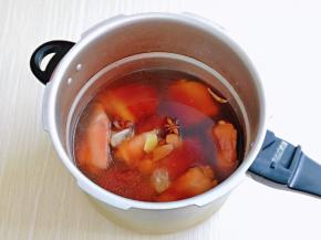 腌制好的猪蹄连腌料一起倒入高压锅中，加入八角，个还是，葱姜，十三香，冰糖，水量没过猪蹄为佳。