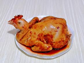 再放上其它调味料，按摩整只鸡的身体，盖上保鲜膜腌制2小时以上。(我腌制了一夜)