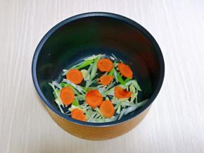 电饭煲内胆中，加入切好的葱丝，姜丝，胡萝卜片。