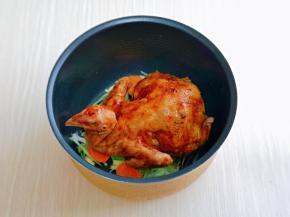 再放入腌制好的全鸡，启动电饭煲煮饭模式，煮好后焖15分钟再打开。