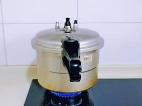 盖上盖子大火烧开，转中小火25分钟，焖15分钟再打开。