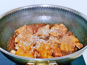 待汤汁变少，浓稠时撒上熟白芝麻，收干即可关火。