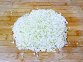 面团饧发的时间准备饺子馅。 白菜洗干净剁碎。