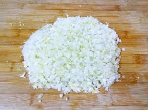 面团饧发的时间准备饺子馅。 白菜洗干净剁碎。