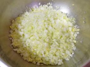 放入盆里，加一勺盐搅拌均匀，静置15分钟左右，用笼布包起来捏去水分。