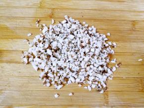 香菇洗干净剁碎。