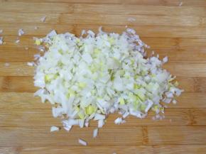 大葱洗干净切成葱花碎。
