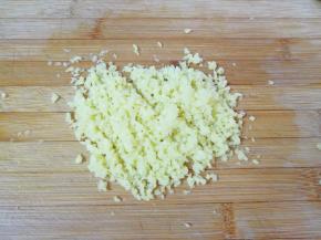 生姜去皮洗干净剁成末。