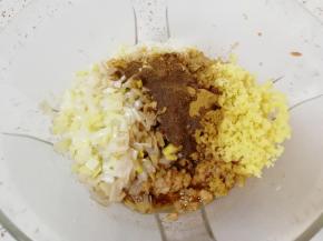 炒锅内倒入适量的食用油烧热，浇在十三香上面，把肉馅搅拌均匀。