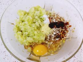 加入香菇和攥去水分的白菜，放盐、糖、鸡精、酱油、蚝油和香油，打入一个鸡蛋。