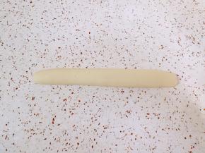 饧好白色面团取一块揉光，搓成长条状。