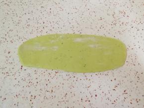 饧好的绿色面团取一块揉光，擀成接近于长方形，不要太薄。