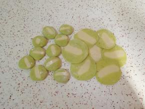 把小剂子压扁，擀成饺子皮。