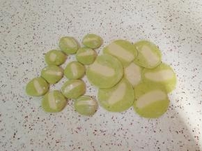 把小剂子压扁，擀成饺子皮。