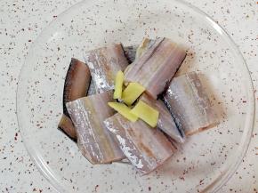 带鱼刮去鱼鳞，去除内脏剪掉鱼头，清洗干净切成段，放一勺料酒几片生姜和少许盐腌10-15分钟(盐放一点点就行)。