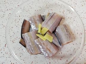 带鱼刮去鱼鳞，去除内脏剪掉鱼头，清洗干净切成段，放一勺料酒几片生姜和少许盐腌10-15分钟(盐放一点点就行)。