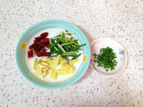 干红辣椒掰成小段，大蒜和生姜洗干净切成片，小葱洗干净切成段，留一点葱花出来最后装饰用。