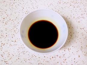提前用红烧酱油、醋、糖、盐、鸡精和水调一个红烧汁料碗备用。