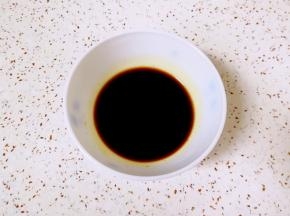 提前用红烧酱油、醋、糖、盐、鸡精和水调一个红烧汁料碗备用。